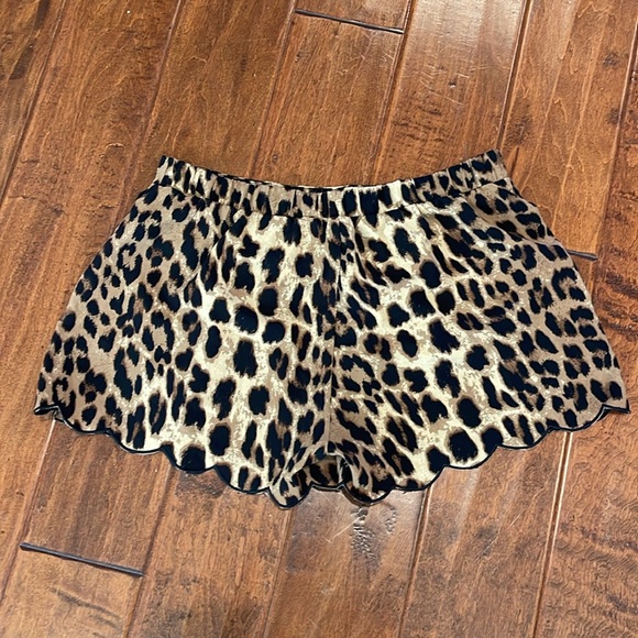 HOST PICK. Ladies cheetah print shorts - Picture 2 of 4